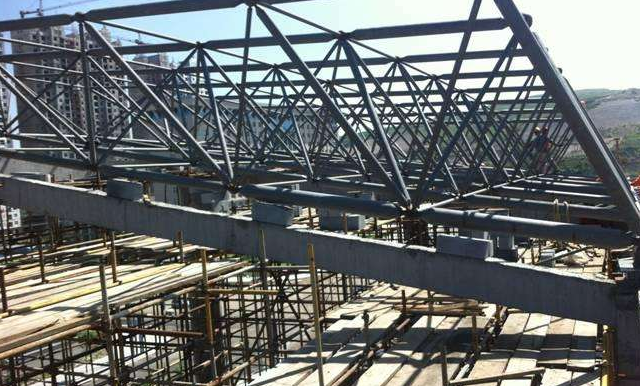 梧州简述网架公司的黑色压型钢板的吊装步履